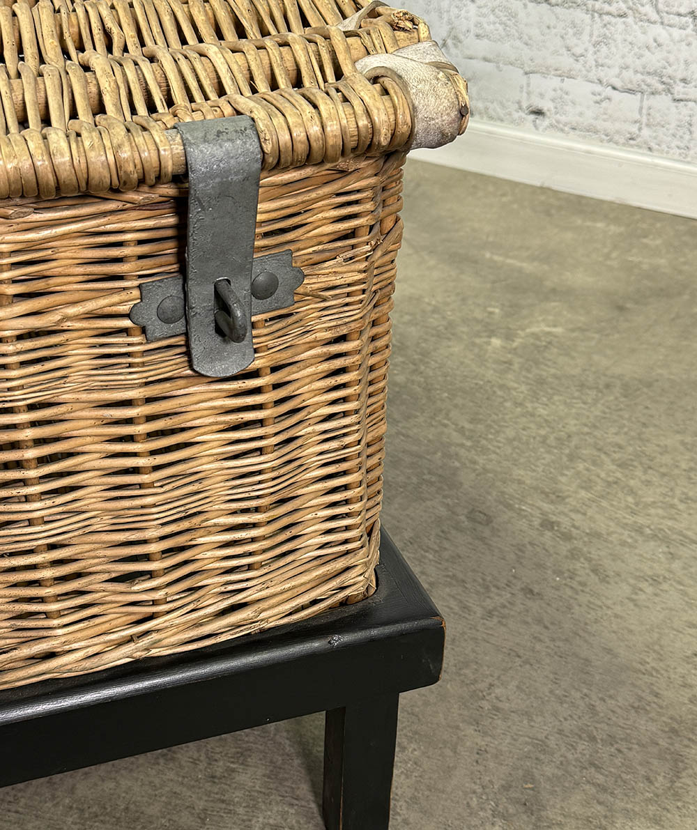Travel Basket on Stand