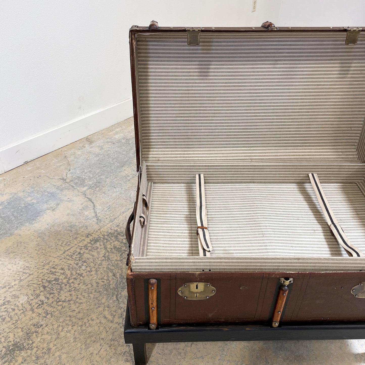 Luggage Trunk on stand