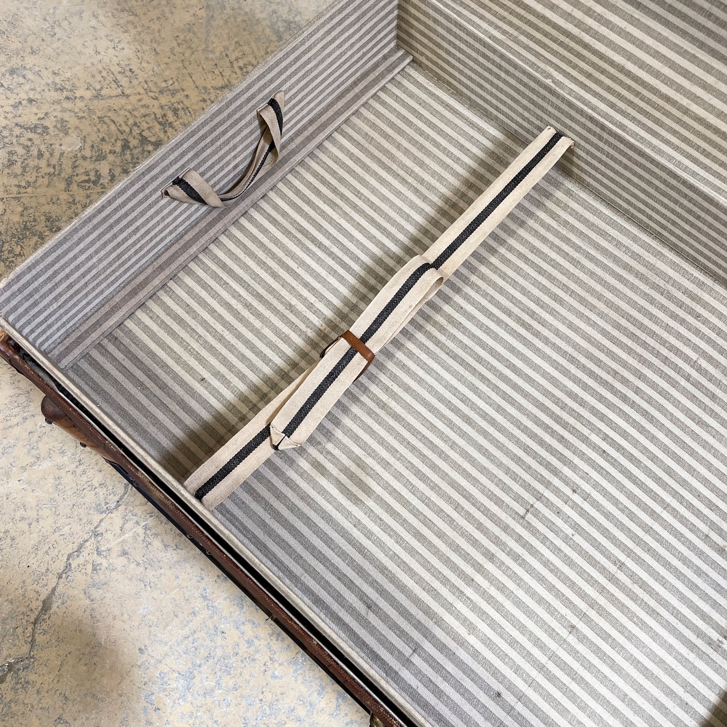Luggage Trunk on stand