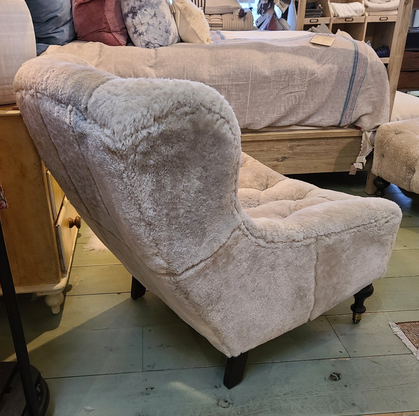 1744-01 Shearling Button Tufting on Castors